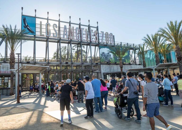 Member Reservations People lined-up to enter the Zoo.